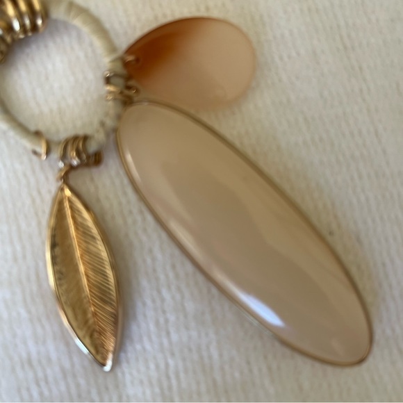 Gold tone necklace circular links pendant oval shaped leaf brown beige jewelry - Picture 2 of 9